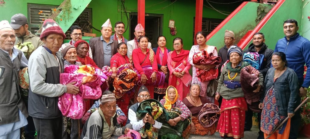 सिन्धुलीमा जेष्ठ नागरिक तथा विपन्न वर्गलाई ब्ल्याङ्केट वितरण